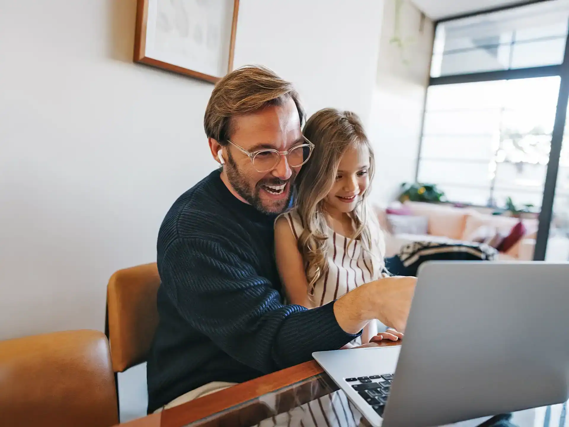 Un père et son enfant devant un ordinateur