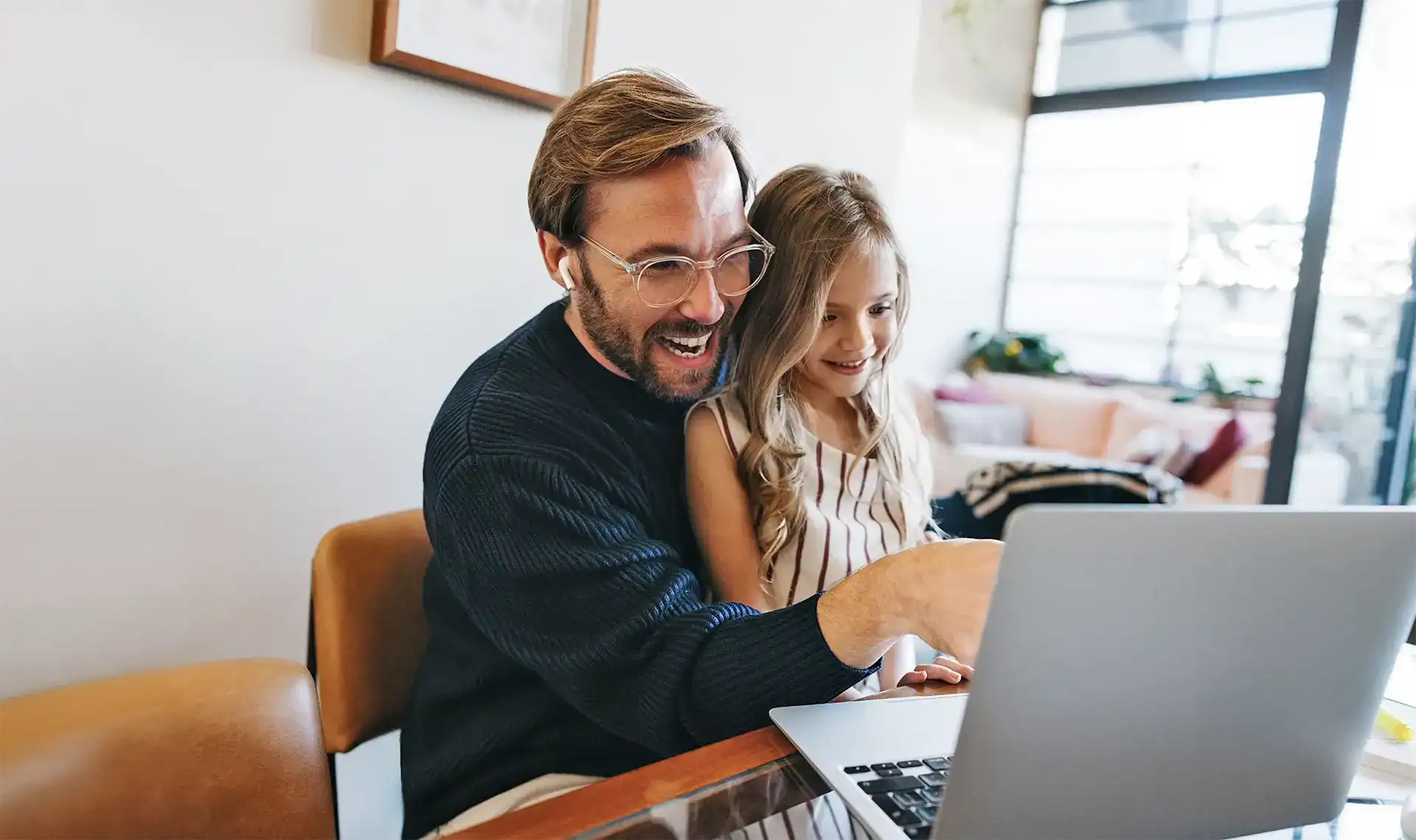 Un père et son enfant devant un ordinateur